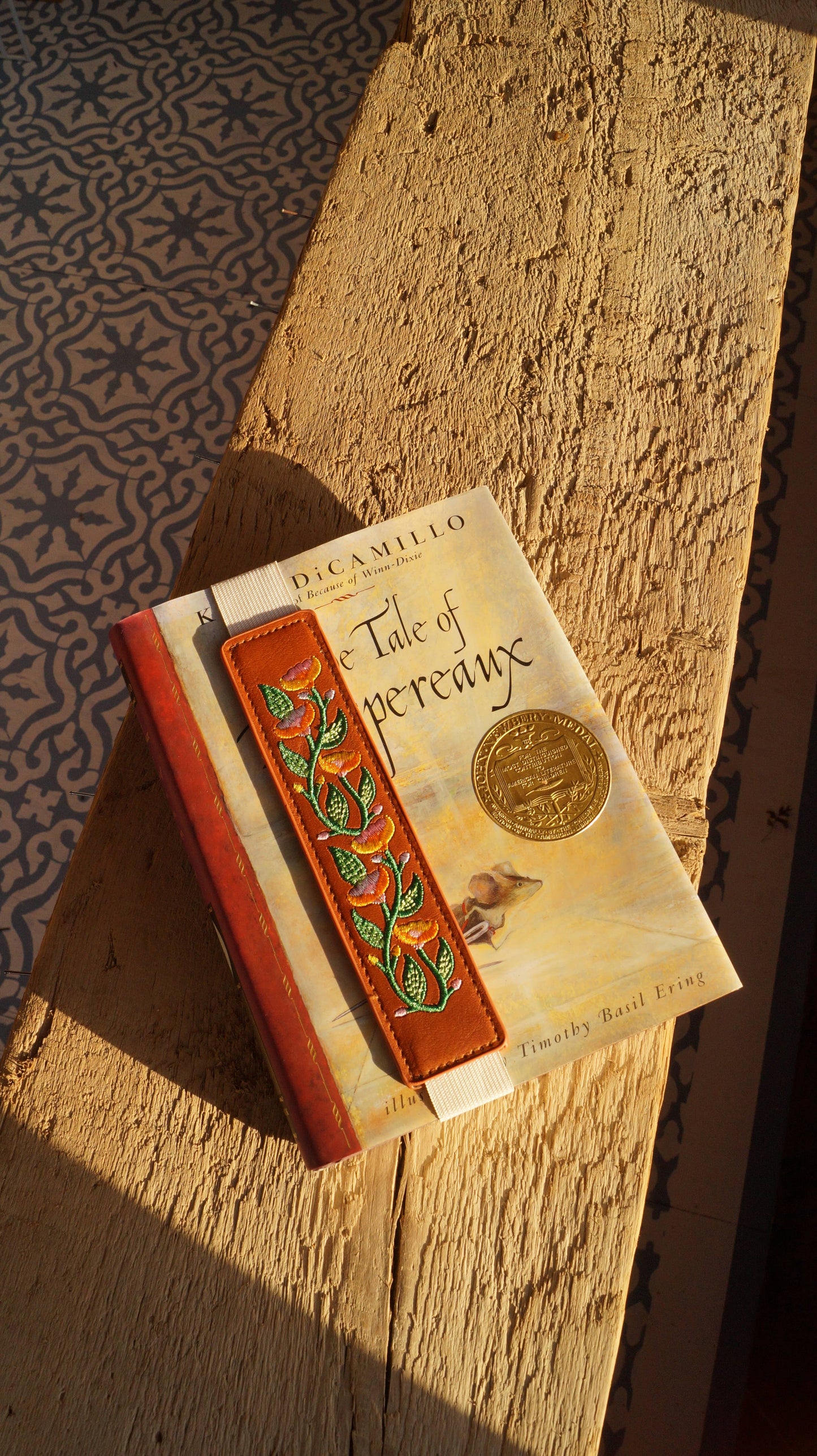 Molina Vine Embroidered Elastic Bookmark